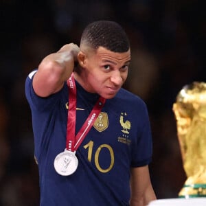 Kylian Mbappé - Remise du trophée de la Coupe du Monde 2022 au Qatar (FIFA World Cup Qatar 2022) à l'équipe d'argentine après sa victoire contre la France en finale (3-3 - tab 2-4). Doha, le 18 décembre 2022. © David Klein/Sportimage/Cal Sport Media/Zuma Press/Bestimage 