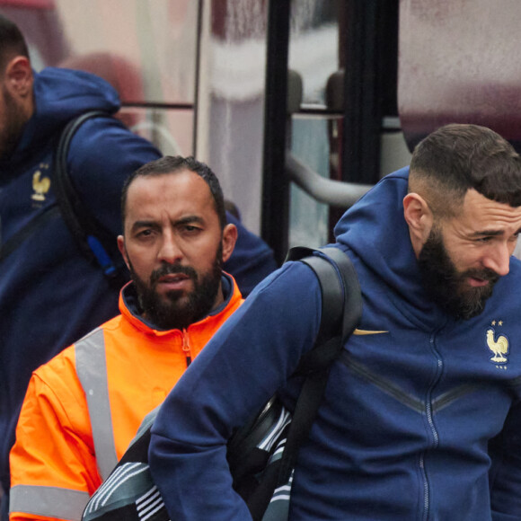 Karim Benzema - Départ de l 'équipe de France de football du Bourget au Qatar pour disputer la Coupe du monde 2022, le 16 novembre 2022. Ils seront rejoints par Randal Kolo Muani, jeudi matin, à Doha. © Cyril Moreau/Bestimage 