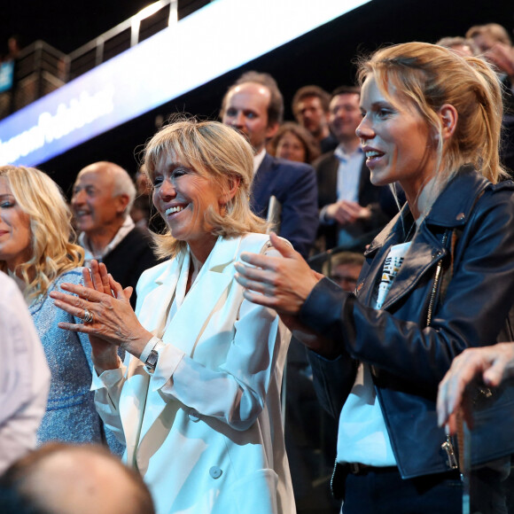 Brigitte Macron et ses enfants Laurence Auzière Jourdan (cardiologue), Tiphaine Auzière (avocate) et Sébastien Auzière (chercheur en laboratoire pharmaceutique), Line Renaud - La famille, les amis et soutiens d'Emmanuel Macron dans les tribunes lors du grand meeting d'Emmanuel Macron à l'AccorHotels Arena à Paris, le lundi 17 avril 2017. © Dominique Jacovides - Sébastien Valiela / Bestimage 