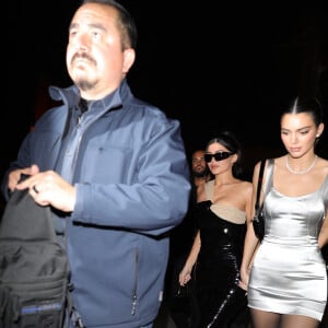 Kendall Jenner et Kylie Jenner arrivent au restaurant "Catch" à Los Angeles, le 17 décembre 2022. 