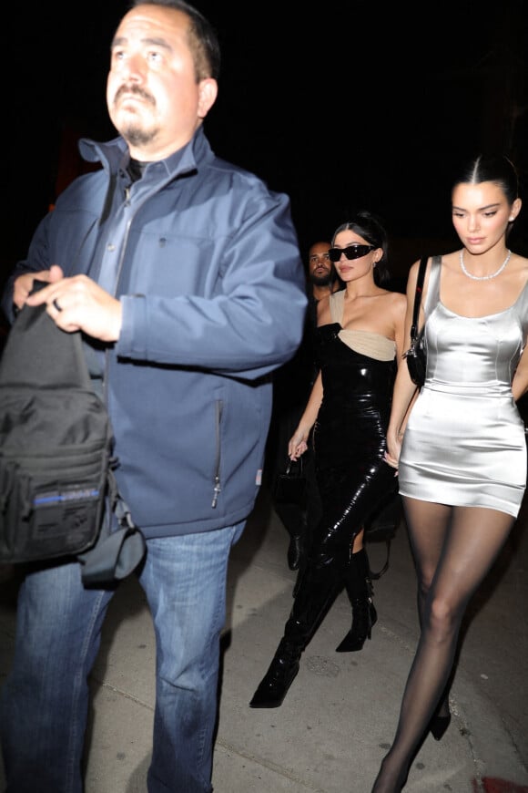 Kendall Jenner et Kylie Jenner arrivent au restaurant "Catch" à Los Angeles, le 17 décembre 2022. 
