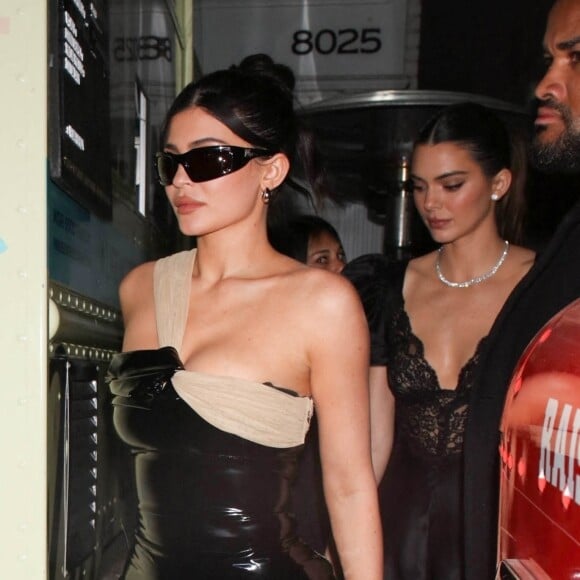 Kendall Jenner et Kylie Jenner à la sortie de la Bar Mitzvah de Mason Disick à Los Angeles, le 17 décembre 2022. 