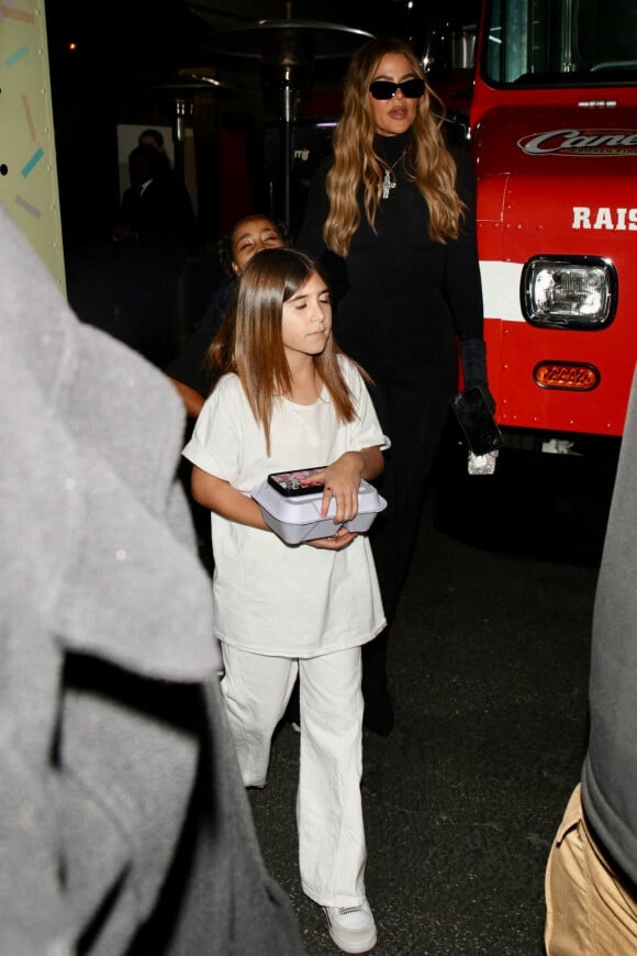 Khloe Kardashian avec Penelope Disick et North West à la sortie de la Bar Mitzvah de Mason Disick à Los Angeles, le 17 décembre 2022.