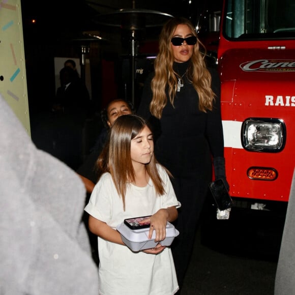 Khloe Kardashian avec Penelope Disick et North West à la sortie de la Bar Mitzvah de Mason Disick à Los Angeles, le 17 décembre 2022.