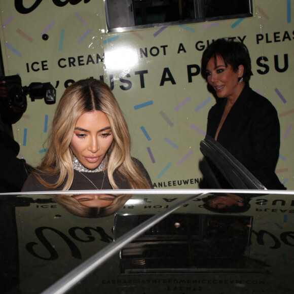 Kim Kardashian et Kris Jenner à la sortie de la Bar Mitzvah de Mason Disick à Los Angeles, le 17 décembre 2022. 