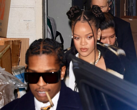Exclusif - Rihanna et son compagnon A$AP Rocky, les mains pleines de son cognac "Mercer + Prince", quittent une soirée à Beverly Hills. Asap Rocky s'est associé avec la marque canadienne de whisky.