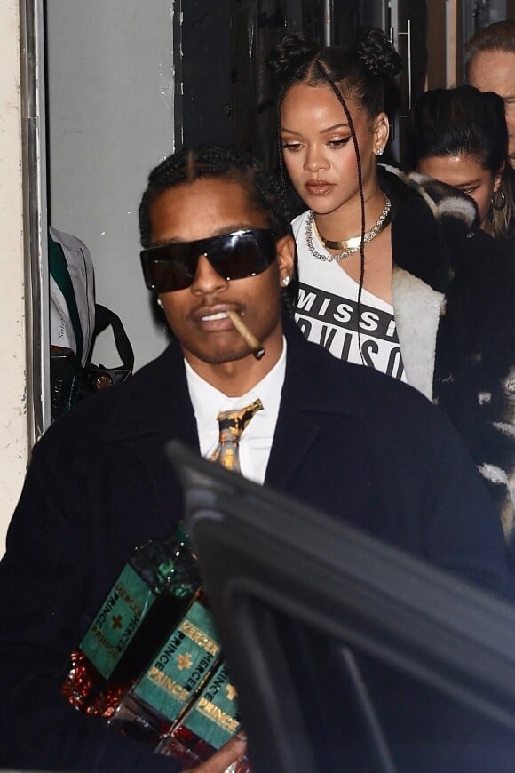 Exclusif - Rihanna et son compagnon A$AP Rocky, les mains pleines de son cognac "Mercer + Prince", quittent une soirée à Beverly Hills, le 19 décembre 2022. Asap Rocky s'est associé avec la marque canadienne de whisky.