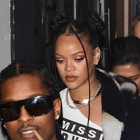 Exclusif - Rihanna et son compagnon A$AP Rocky, les mains pleines de son cognac "Mercer + Prince", quittent une soirée à Beverly Hills, le 19 décembre 2022. Asap Rocky s'est associé avec la marque canadienne de whisky.