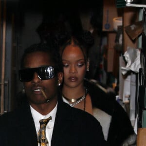 Exclusif - Rihanna et son compagnon A$AP Rocky, les mains pleines de son cognac "Mercer + Prince", quittent une soirée à Beverly Hills, le 19 décembre 2022. Asap Rocky s'est associé avec la marque canadienne de whisky.