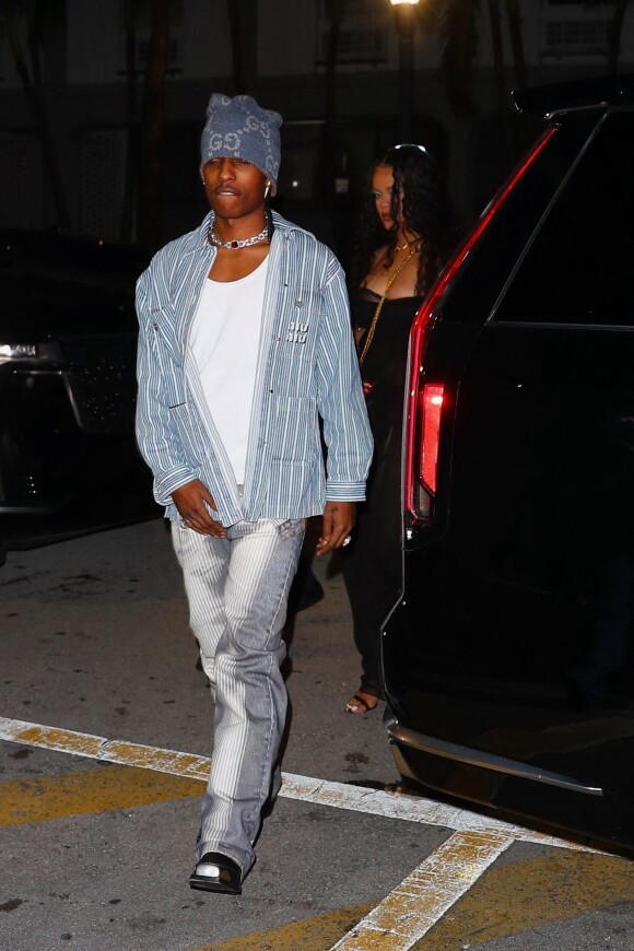 Exclusif - Rihanna et son compagnon ASAP Rocky vont dîner au restaurant "Carbone" à Miami, le 3 décembre 2022, en marge du Salon d'art contemporain "Art Basel".