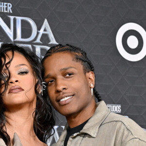 Rihanna et son compagnon A$AP Rocky (Asap Rocky) - Arrivées au photocall de la première du film Marvel studios "Black Panther 2: Wakanda Forever" au théâtre Dolby à Hollywood, Los Angeles, Californie, Etats-Unis, le 26 octobre 2022.