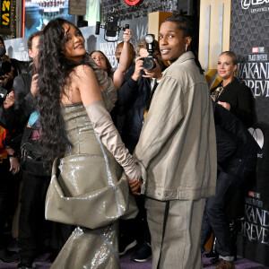 Rihanna et son compagnon A$AP Rocky (Asap Rocky) - Arrivées au photocall de la première du film Marvel studios "Black Panther 2: Wakanda Forever" au théâtre Dolby à Hollywood, Los Angeles, Californie, Etats-Unis, le 26 octobre 2022.
