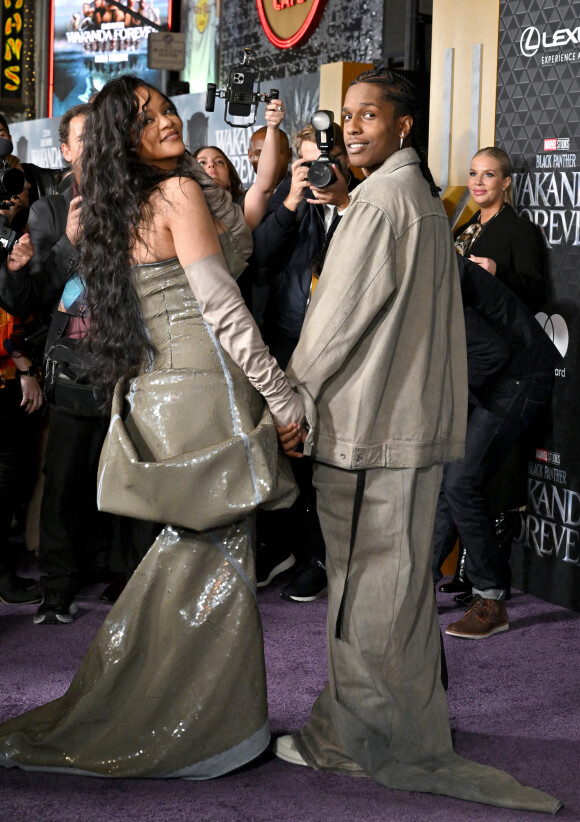 Rihanna et son compagnon A$AP Rocky (Asap Rocky) - Arrivées au photocall de la première du film Marvel studios "Black Panther 2: Wakanda Forever" au théâtre Dolby à Hollywood, Los Angeles, Californie, Etats-Unis, le 26 octobre 2022.