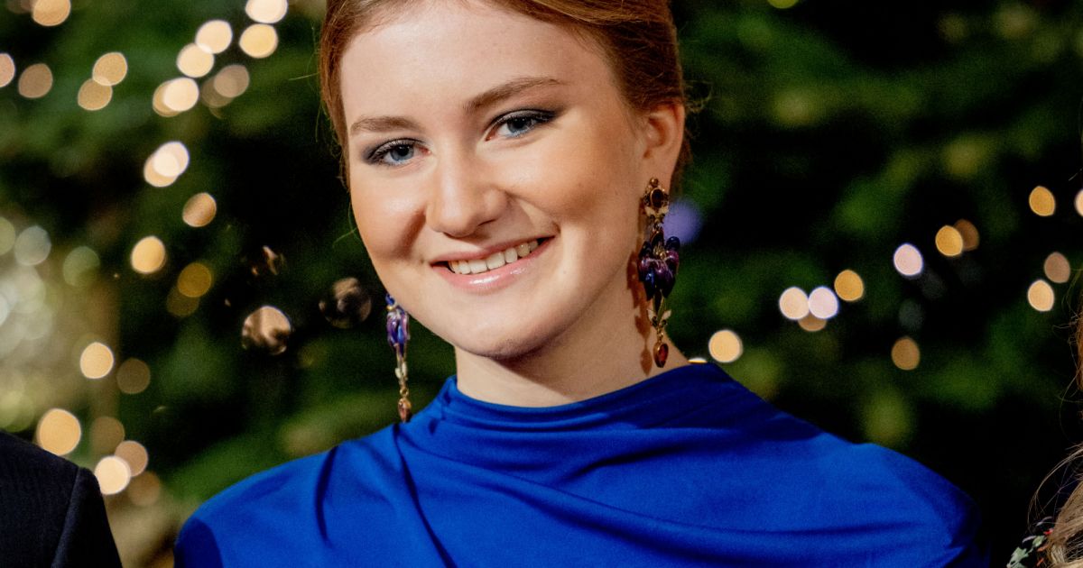 Prachtige Belgische Elisabeth in een elektrische blauwe jurk met split: de jonge prinses rockt de hele familie!