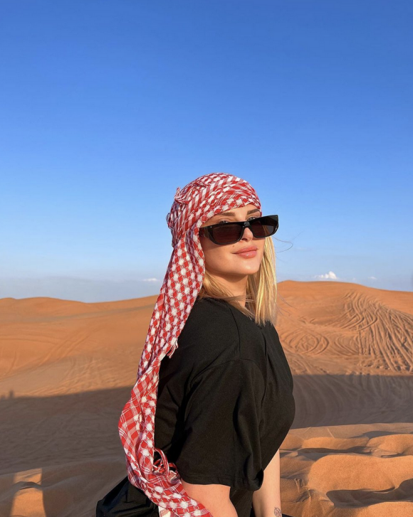 Kelly Vedovelli en vacances à Dubaï - Instagram