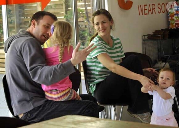 Ben Affleck, Jennifer Garner et leurs filles Violet et Seraphina (15 février 2010 / Californie, USA)