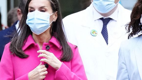 Letizia d'Espagne, reine du charme : costume rose et flashy pour une dernière sortie avant Noël