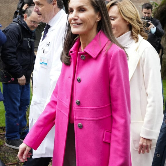 La reine Letizia d'Espagne en visite à l'hôpital pédiatrique universitaire "Nino Jesus" à Madrid, le 21 décembre 2022. La souveraine était accompagnée de la ministre espagnole de l'Education et de la Formation professionnelle, Pilar Alegria et de la présidente de la Communauté de Madrid, Isabel Diaz Ayuso. Cette visite avait pour but d'en savoir plus sur le projet "Yo Cuento" (leur histoire compte aussi), l'initiative théâtrale qui donne la parole aux enfants à l'hôpital universitaire pour enfants "Nino Jesus" à Madrid (Espagne). 