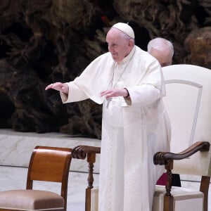 Le pape François reçoit en audience les employés du Vatican à l'occasion des fêtes de Noël, le 22 décembre 2022. 