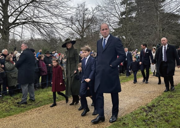 Le prince William, Kate Middleton et leurs enfants, le prince George, la princesse Charlotte et le prince Louis - La famille royale d'Angleterre assiste au service religieux de Noël à l'église St Mary Magdalene à Sandringham, Norfolk, le 25 décembre 2022.