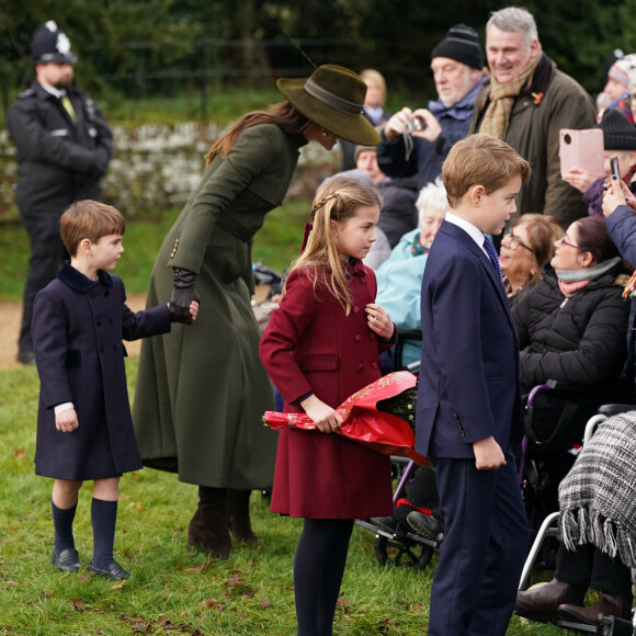 Kate Middleton et ses enfants, le prince George, la princesse Charlotte et le prince Louis - La famille royale d'Angleterre assiste au service religieux de Noël à l'église St Mary Magdalene à Sandringham, Norfolk, le 25 décembre 2022.