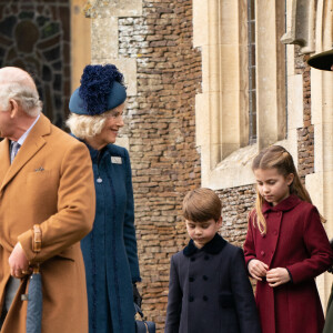 Le roi Charles, Camilla Parker Bowle, Kate Middleton et ses enfants, la princesse Charlotte et le prince Louis - La famille royale d'Angleterre assiste au service religieux de Noël à l'église St Mary Magdalene à Sandringham, Norfolk, le 25 décembre 2022.