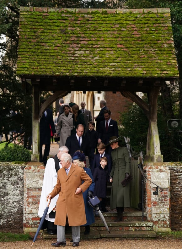 Le roi Charles, le prince William, Kate Middleton et leurs enfants, la princesse Charlotte et le prince Louis - La famille royale d'Angleterre assiste au service religieux de Noël à l'église St Mary Magdalene à Sandringham, Norfolk, le 25 décembre 2022.