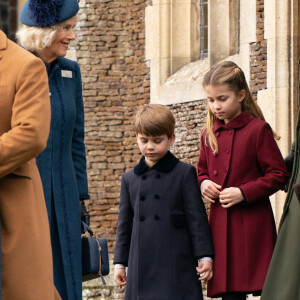 Le roi Charles, Camilla Parker Bowle, Kate Middleton et ses enfants, la princesse Charlotte et le prince Louis - La famille royale d'Angleterre assiste au service religieux de Noël à l'église St Mary Magdalene à Sandringham, Norfolk, le 25 décembre 2022.