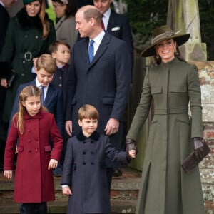 Le prince William, Kate Middleton et leurs enfants, le prince George, la princesse Charlotte et le prince Louis - La famille royale d'Angleterre assiste au service religieux de Noël à l'église St Mary Magdalene à Sandringham, Norfolk.