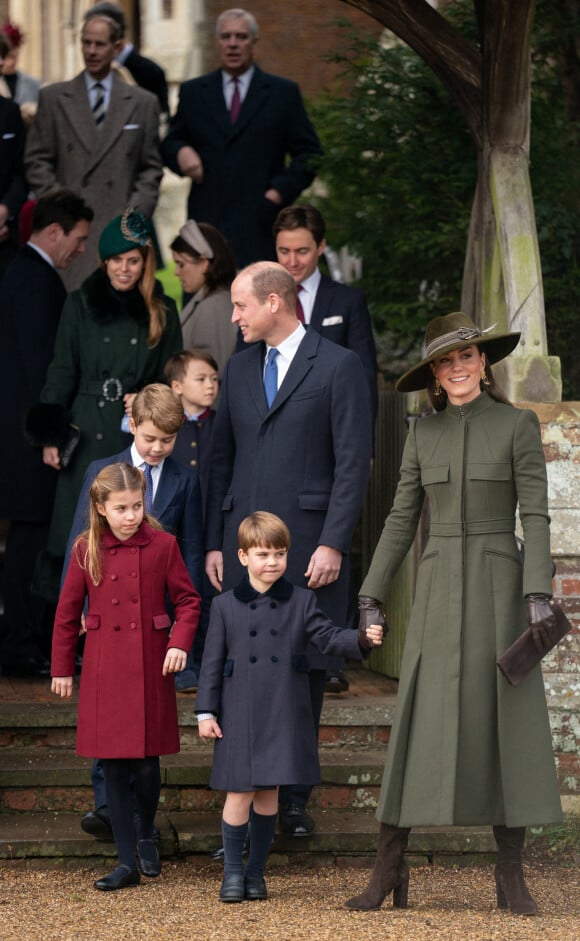 Le prince William, Kate Middleton et leurs enfants, le prince George, la princesse Charlotte et le prince Louis - La famille royale d'Angleterre assiste au service religieux de Noël à l'église St Mary Magdalene à Sandringham, Norfolk.
