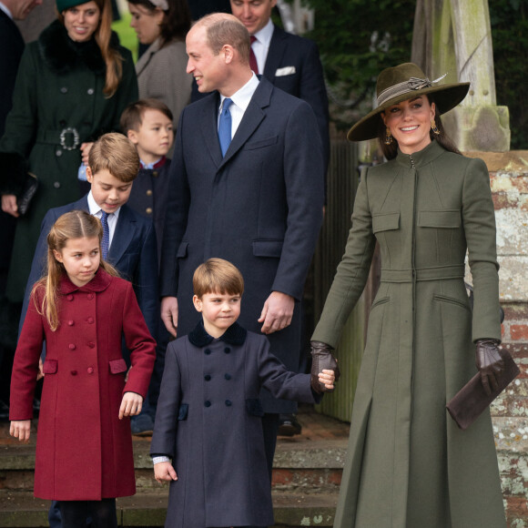 Le prince William, Kate Middleton et leurs enfants, le prince George, la princesse Charlotte et le prince Louis - La famille royale d'Angleterre assiste au service religieux de Noël à l'église St Mary Magdalene à Sandringham, Norfolk.