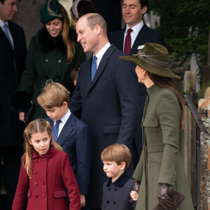 Le prince William, Kate Middleton et leurs enfants, le prince George, la princesse Charlotte et le prince Louis - La famille royale d'Angleterre assiste au service religieux de Noël à l'église St Mary Magdalene à Sandringham, Norfolk, le 25 décembre 2022.