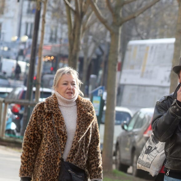 Dominique Lanvin Quilichini, le chanteur Renaud, Romane Serda et des amis - Obsèques de Thierry Séchan frère du chanteur Renaud) au cimetière du Montparnasse à Paris le 16 janvier 2019. Après une cérémonie au temple protestant Port Royal, la famille de T. Séchan s'est retrouvée dans un immeuble avant de se rendre au cimetière du Montparnasse.