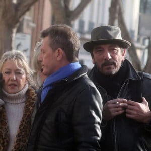 Lolita Séchan, sa mère Dominique Lanvin Quilichini et son père le chanteur Renaud, Romane Serda et des amis - Obsèques de Thierry Séchan frère du chanteur Renaud) au cimetière du Montparnasse à Paris le 16 janvier 2019. Après une cérémonie au temple protestant Port Royal, la famille de T. Séchan s'est retrouvée dans un immeuble avant de se rendre au cimetière du Montparnasse.