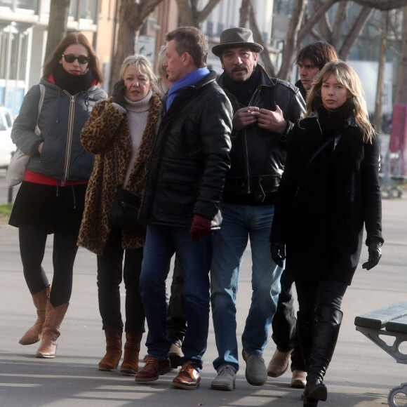 Lolita Séchan, sa mère Dominique Lanvin Quilichini et son père le chanteur Renaud, Romane Serda et des amis - Obsèques de Thierry Séchan frère du chanteur Renaud) au cimetière du Montparnasse à Paris le 16 janvier 2019. Après une cérémonie au temple protestant Port Royal, la famille de T. Séchan s'est retrouvée dans un immeuble avant de se rendre au cimetière du Montparnasse.