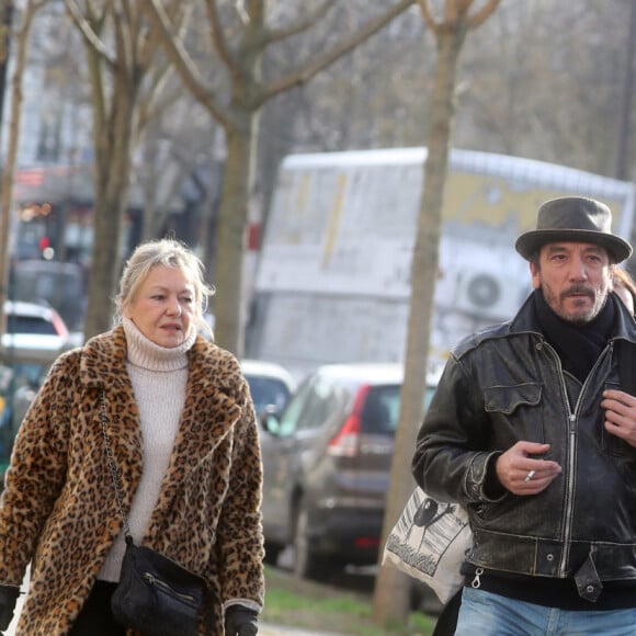 Dominique Lanvin Quilichini, le chanteur Renaud, Romane Serda et des amis - Obsèques de Thierry Séchan frère du chanteur Renaud) au cimetière du Montparnasse à Paris le 16 janvier 2019. Après une cérémonie au temple protestant Port Royal, la famille de T. Séchan s'est retrouvée dans un immeuble avant de se rendre au cimetière du Montparnasse.