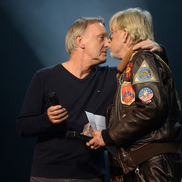 David Séchan remet le Prix Spécial de la Sacem à son frère le chanteur Renaud (Renaud Séchan) - Grand Prix Sacem 2018 à la salle Pleyel à Paris présenté par V. Dedienne, le 10 décembre 2018. © Veeren/Bestimage 