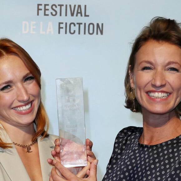 Exclusif - Alexandra Lamy remporte le grand prix du téléfilm du Festival de La Rochelle avec "Touchée" dans lequel sa fille Chloé Jouannet interprète le premier rôle en Press Room lors de la cérémonie de clôture de la 24ème édition du Festival de la Fiction TV de La Rochelle, France, le 17 septembre 2022. © Patrick Bernard/Bestimage ` 