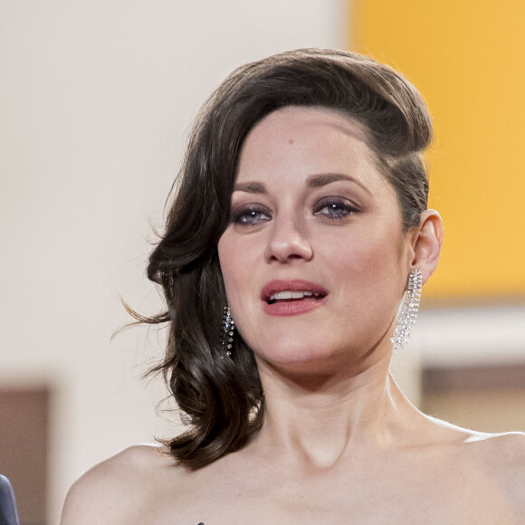 Marion Cotillard (habillée en Dior Haute Couture) - Descente des marches du film "Juste la fin du monde" lors du 69ème Festival International du Film de Cannes. Le 19 mai 2016. © Olivier Borde-Cyril Moreau/Bestimage