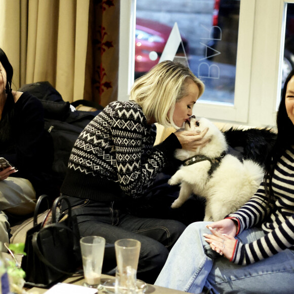 Exclusif - Laeticia Hallyday et son compagnon Jalil Lespert, accompagnés de Jade et Joy sont allés rendre visite au Manneken-Pis qui a été rhabillé en hommage à Johnny Hallyday à Bruxelles le 20 décembre 2022. © Dominique Jacovides / Bestimage 