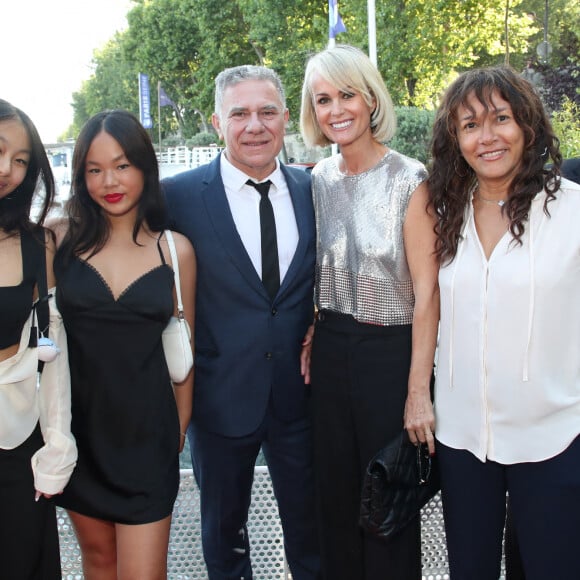 Exclusif - Thierry Chassagne et sa femme Rose-Hélène Chassagne avec Laeticia Hallyday, ses filles Jade et Joy, son père André Boudou - Thierry Chassagne reçoit les insignes de Chevalier dans l'Ordre de la Légion d'Honneur des mains de Lévon Sayan sur le bateau "Le Paris" au port Debilly dans le quartier de Chaillot du 16ème arrondissement de Paris, France, le 13 juin 2022. © Bertrand Rindoff/Bestimage 