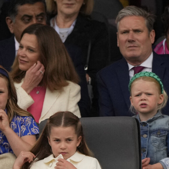 Le prince George, La princesse Charlotte, and Le prince Louis Mike Tindall, Mia Tindall, Lena Tindall, and Zara Tindall, Keir Starmer et sa femme Victoria - La famille royale d'Angleterre lors de la parade devant le palais de Buckingham, à l'occasion du jubilé de la reine d'Angleterre. Le 5 juin 2022 