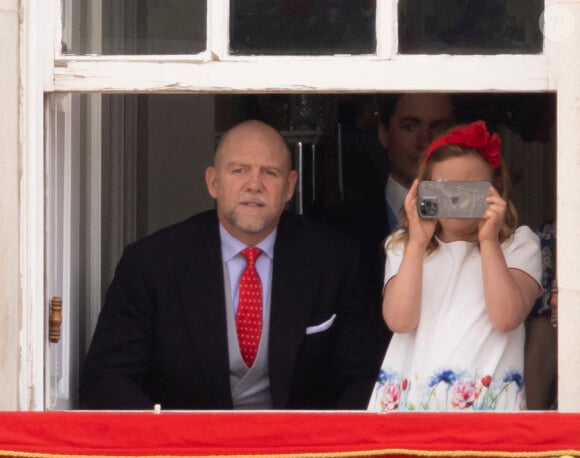 Les membres de la famille royale regardent le défilé Trooping the Colour depuis un balcon du palais de Buckingham à Londres lors des célébrations du jubilé de platine de la reine le 2 juin 2022 