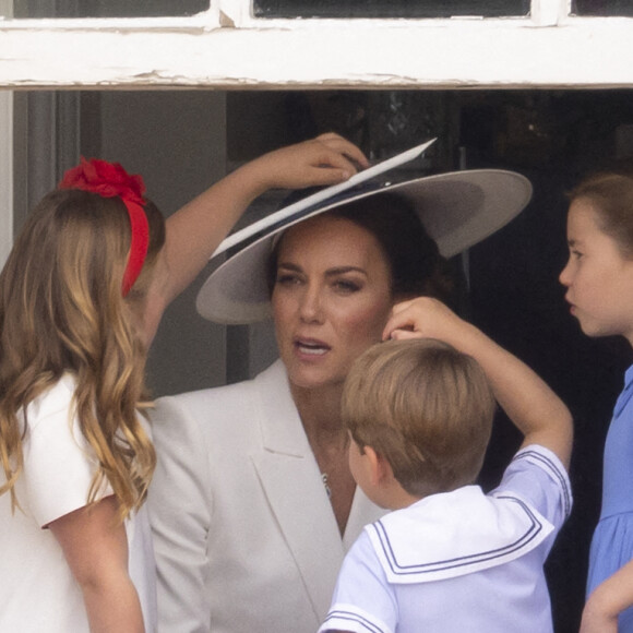 Mia Grace Tindall, Catherine Kate Middleton, duchesse de Cambridge, le prince Louis et la princesse Charlotte - Les membres de la famille royale regardent le défilé Trooping the Colour depuis un balcon du palais de Buckingham à Londres lors des célébrations du jubilé de platine de la reine le 2 juin 2022 