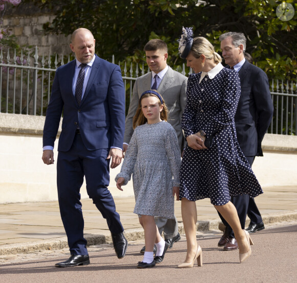 Mike et Zara Tindall avec leur fille Mia arrivent à la chapelle Saint-Georges de Windsor pour assister à la messe de Pâques, le 17 avril 2022. 