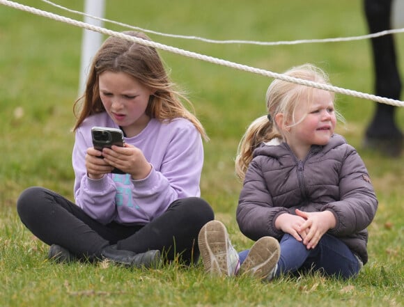 Mia Tindall et sa soeur Lena Tindall - Les enfants et le mari de Z.Tindall, ainsi que les filles de son frère, sont venus assister à la compétition "Cirencester Park Horse Trials" à Cirencester. Le 27 mars 2022 