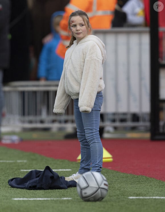 Mia Tindall supporte son père Mike Tindall lors d'une partie de football à Gloucester le 30 janvier 2022. 