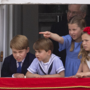 Le prince George de Cambridge, le prince Louis, la princesse Charlotte et Mia Grace Tindall. Les membres de la famille royale regardent le défilé Trooping the Colour depuis un balcon du palais de Buckingham à Londres lors des célébrations du jubilé de platine de la reine le 2 juin 2022 