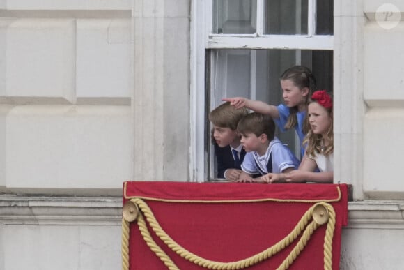 Le prince George de Cambridge, Le prince Louis de Cambridge, La princesse Charlotte de Cambridge, Mia Tindall - Les membres de la famille royale saluent la foule depuis le balcon du Palais de Buckingham, lors de la parade militaire "Trooping the Colour" dans le cadre de la célébration du jubilé de platine (70 ans de règne) de la reine Elizabeth II à Londres, le 2 juin 2022. 
