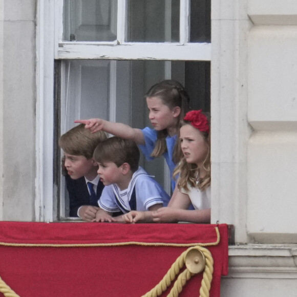 Le prince George de Cambridge, Le prince Louis de Cambridge, La princesse Charlotte de Cambridge, Mia Tindall - Les membres de la famille royale saluent la foule depuis le balcon du Palais de Buckingham, lors de la parade militaire "Trooping the Colour" dans le cadre de la célébration du jubilé de platine (70 ans de règne) de la reine Elizabeth II à Londres, le 2 juin 2022. 